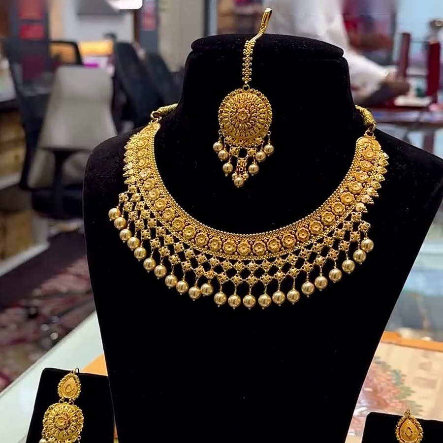 Bridal Necklace with Tikka from Sukhdev Jewellers and Sons
